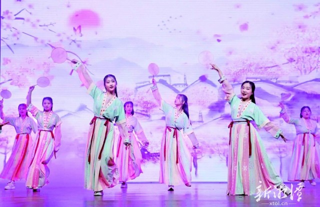 萌動(dòng)青春 藝韻飛揚(yáng)